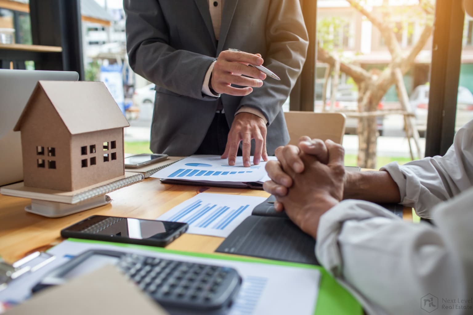Pros and Cons of Using a Mortgage Broker in Dubai